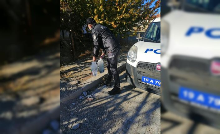 65 yaş üstü vatandaşların ihtiyaçlarını polis ekipleri karşılıyor