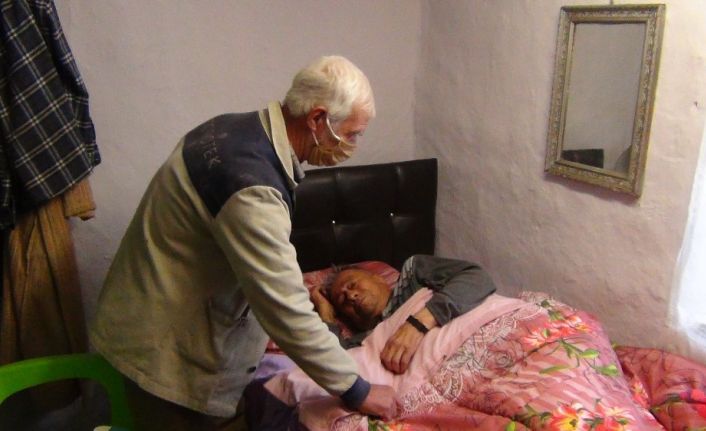 80 yaşındaki kimsesiz adam aylardır yatağa mahkum yaşıyor