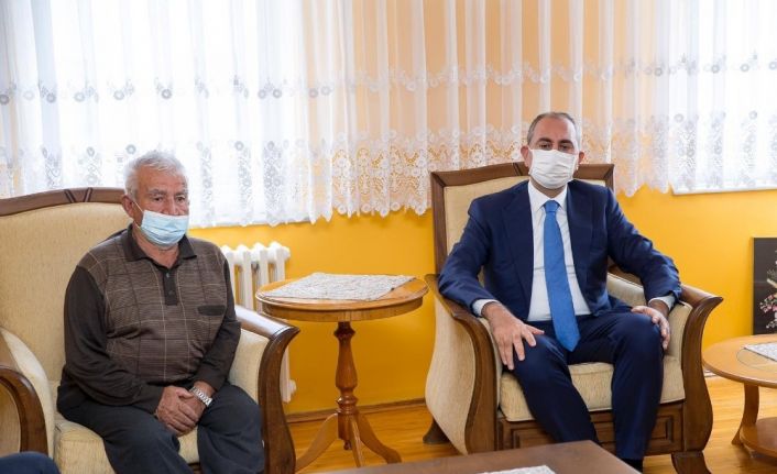 Adalet Bakanı Gül’den depremde yakınlarını kaybeden Yücel ailesine ziyaret