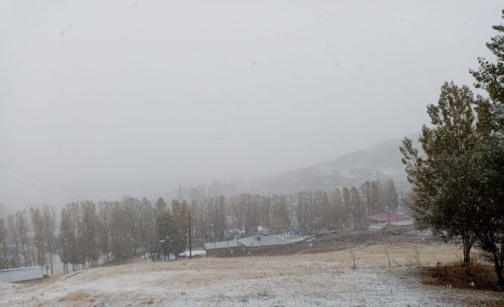 Ağrı’ya mevsimin ilk karı yağdı
