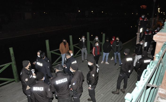 Ahşap iskele üzerinde ateş yakan gençlere polis müdahalesi