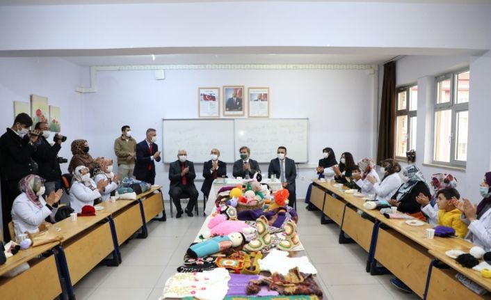 Aksaray’da kadınlar hem eğitim alıyor, hem de ticaret yapıyor
