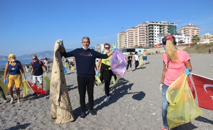 Alanya’da yaşayan yabancılar bu defa mayoları ile değil çöp torbalarıyla sahile akın ettiler