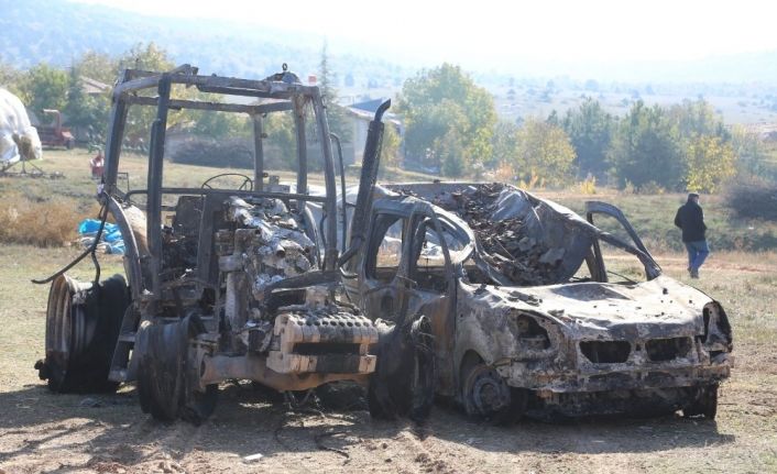 Alevler önüne geleni yaktı; 2 traktör, 1 kamyonet, 50 ton arpa, bin adet balya ve 3 ahır kül oldu