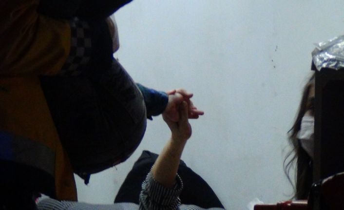 Anne eli... Yaralı anne kendi acısını unuttu çocuğunu böyle teselli etti