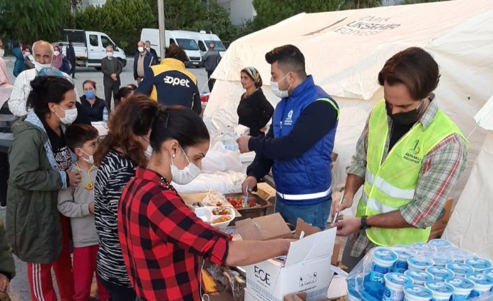 Antalya’nın Mobil Aşevi İzmir’de hizmete devam ediyor