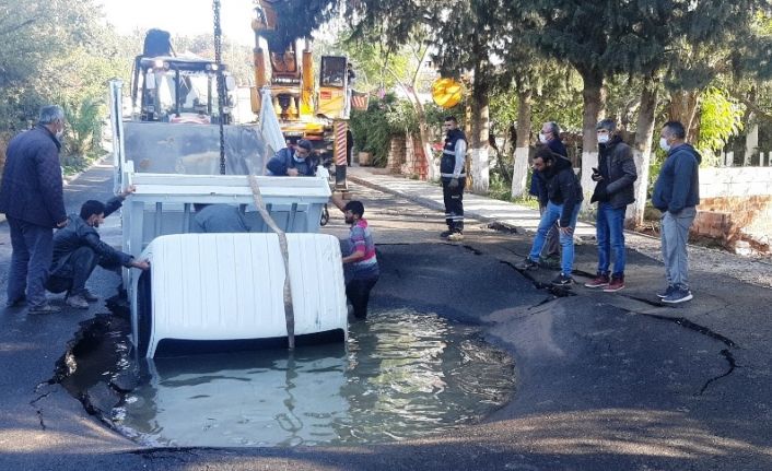 Asfalt patladı içine kamyonet düştü; araçtaki işçiler boğulmaktan son anda kurtuldu