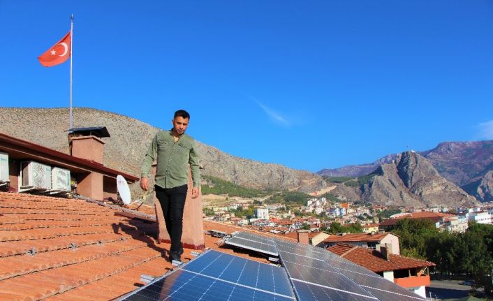 Atanamayan Ahmet öğretmen, güneş panellerinden elektrik üretip fazlasını satıyor