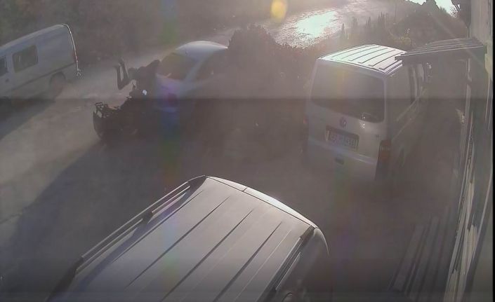 ATV’nin park halindeki otomobile çarpma anı kamerada