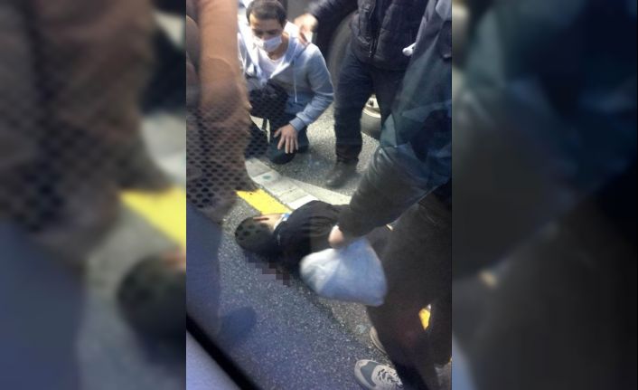 Avcılar’da İBB Sosyal Tesisler durağında metrobüs bir yayaya çarptı. Kazada metrobüs içinden de yaralanan yolcular olurken, olay yerine polis ve sağlık ekipleri sevk edildi.