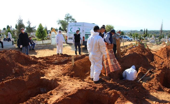 Aydın Efeler’de Mezarlıklar Müdürlüğü görevlileri en yoğun günlerden birini yaşadı