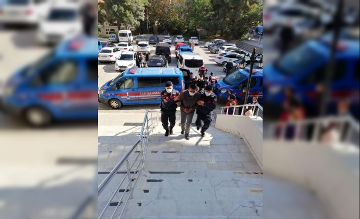Baba ve oğlu öldüren katil zanlısı ile 3 akrabası adliyeye sevk edildi