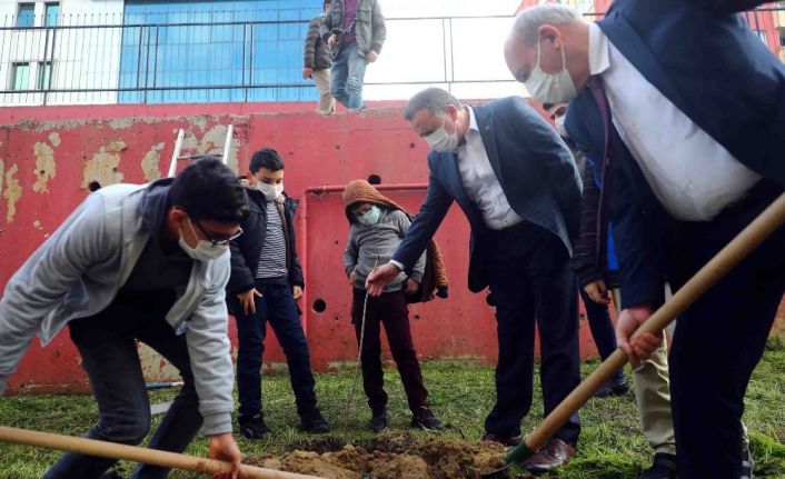 Bağcılar’da 11 yaşındaki öğrenciler 111 ağaç dikti