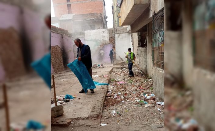 Bağlar’da boş araziler ve harabeler temizleniyor