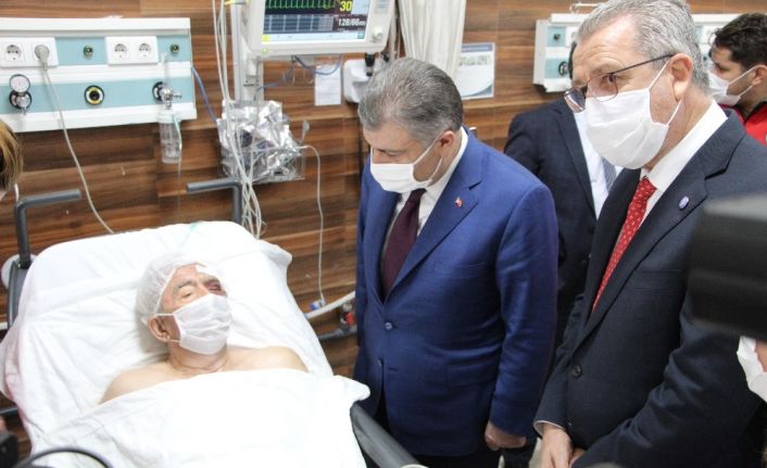 Bakan Koca enkazdan 33 saat sonra kurtarılan yaşlı adamı ziyaret etti