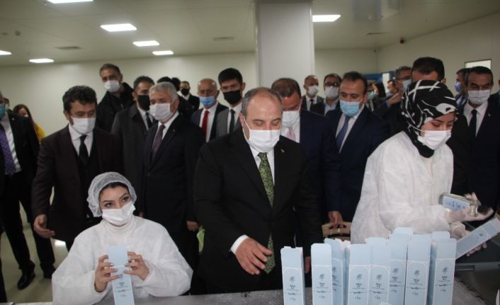 Bakan Varank fabrikada kadınlarla birlikte paketleme yaptı