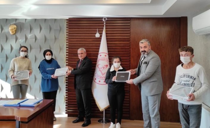 Başkan Özbek’ten öğrencilere tablet desteği