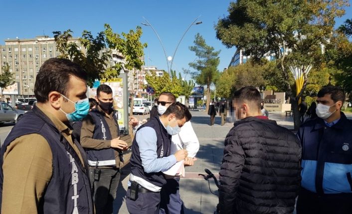 Batman’da korona virüs denetimi: Zabıtayı gören yol değiştiriyor