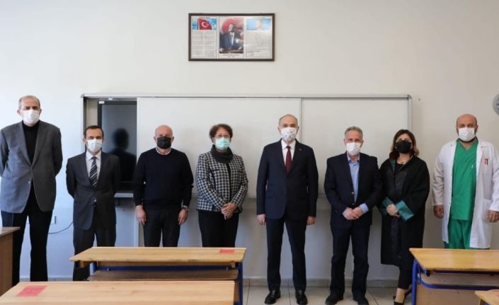 Belediye başkanı 40 yıl sonra bir öğretmeni ve sınıf arkadaşlarıyla aynı sırada buluştu