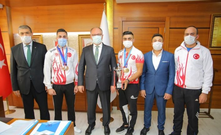 Belediye Başkanı Bilgin’den milli sporculara ödül