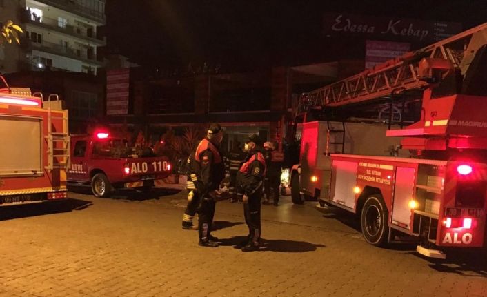 Benzin istasyonunun yanındaki restoranda çıkan yangın korkuttu