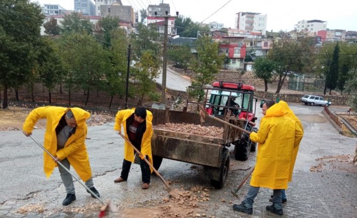 Besni ekipleri yağıştan etkilenen alanlarda çalışma yaptı