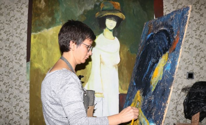 Bir elinde şırınga bir elinde fırçayla hem hastaları iyileştiriyor hem de sanatını yapıyor