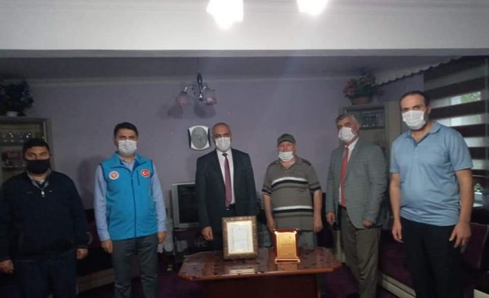 "Bir İyilik, Sıcak Bir Yuva" iyilik konutlarının hayırsever çiftine plaket verildi