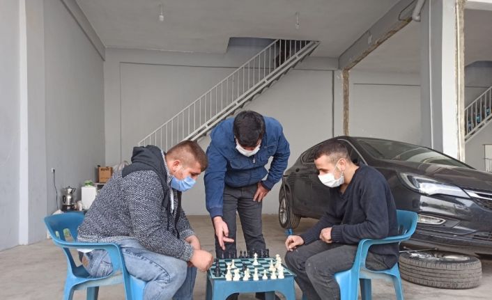 Bir taraftan araçları tamir ediyor, diğer taraftan satranç oynuyorlar