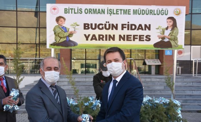 Bitlis’te ‘Bugün fidan yarın nefes’ projesi kapsamında fidan dağıtıldı
