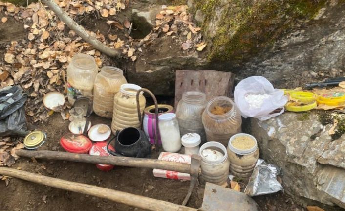 Bitlis’te terör örgütünce toprağa gizlenmiş yaşam malzemesi ele geçirildi
