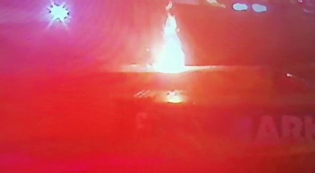 Bolu’da, park halindeki tekstil ürünü yüklü tırın dorsesi alev alev yandı