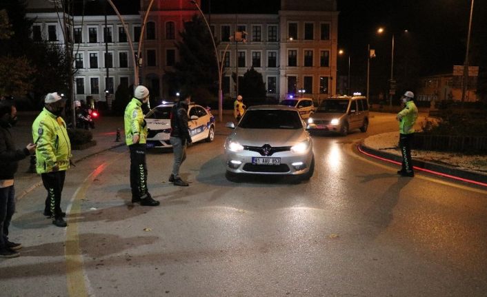 Bolu’da sokağa çıkma yasağına uymayan 19 kişiye 60 bin 3420 lira ceza