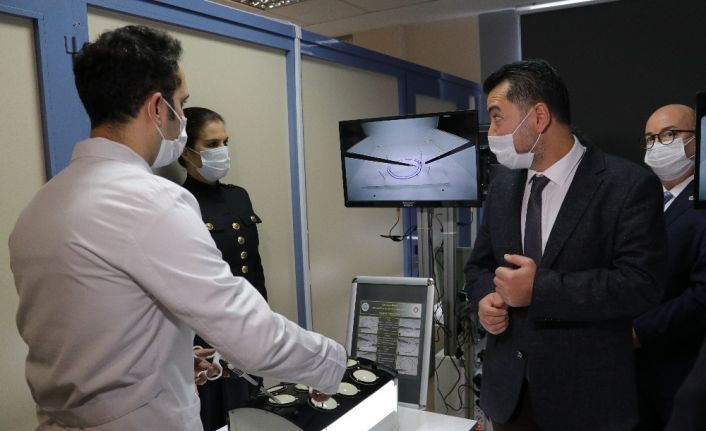 Bu laboratuvarda asistan doktorların el becerisi gelişecek