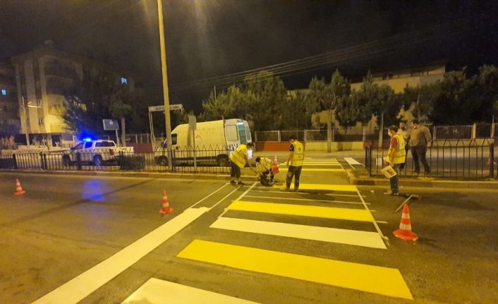 Büyükşehir Belediyesi yol çizgi ve yaya geçidi çalışmalarına devam ediyor