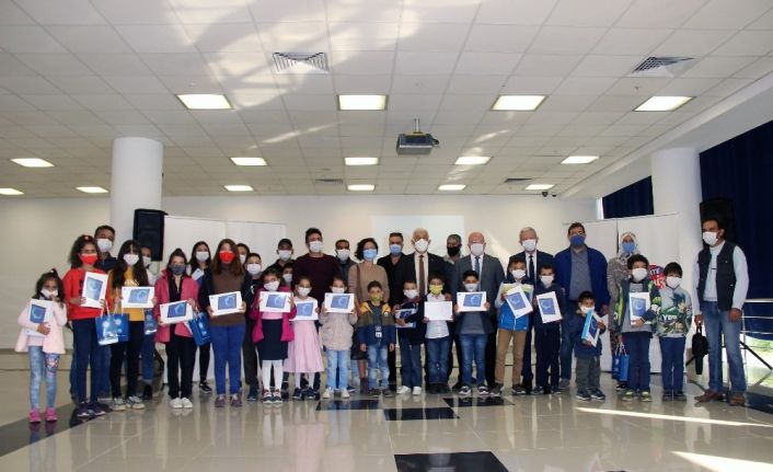 Büyükşehir’in öğrencilere tablet dağıtımı devam ediyor