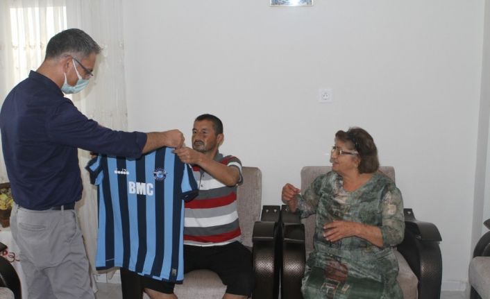 Cadde ortasında dövülen işitme engelli Cem’e Adana Demirspor’dan jest
