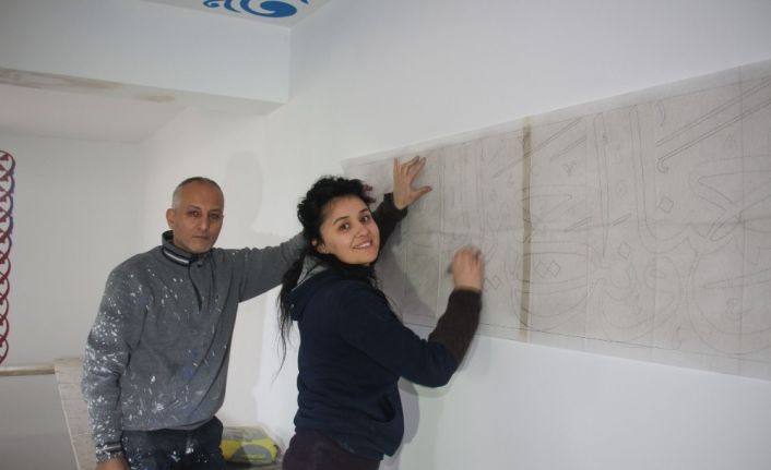 Camii nakkaşına kadın eli değdi