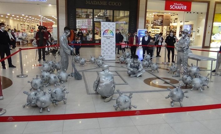 Ceylan Karavil Park AVM’de canlı heykeller, korona virüse karşı uyardı