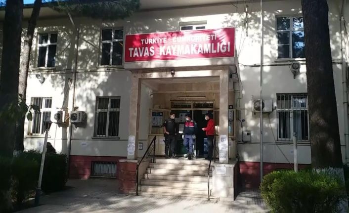 Cezaevinden izinli çıkıp yaşlı adamın 350 bin TL’lik tüm varlığını dolandırdılar