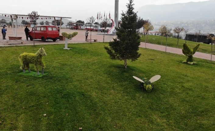 Çimden hayvan heykelleri üniversiteye renk katıyor