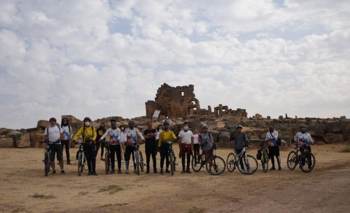 Dağ taş demeden pedal çevirerek tarihi ve doğal güzellikleri tanıtıyorlar