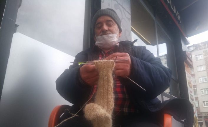 Dedesinden görüp 6 yaşında yapmaya başladığı kıl çorabı örmeyi 60 yıldır sürdürüyor
