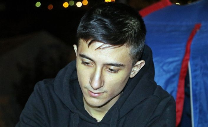 Depremden bir gün önce elektrik akımına kapılan genç, depremden de bir saniyeyle kurtuldu