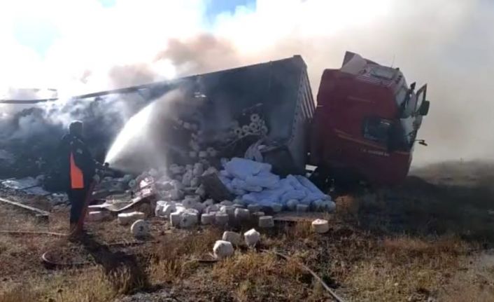 Devrilen iplik yüklü tır alev aldı