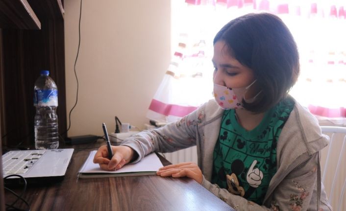 Diyaliz hastası Azra, doktor olup çocukları tedavi etmek istiyor