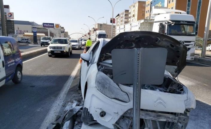 Diyarbakır’da refüje çıkıp trafik levhasına çarpan otomobil alev aldı: 2 yaralı