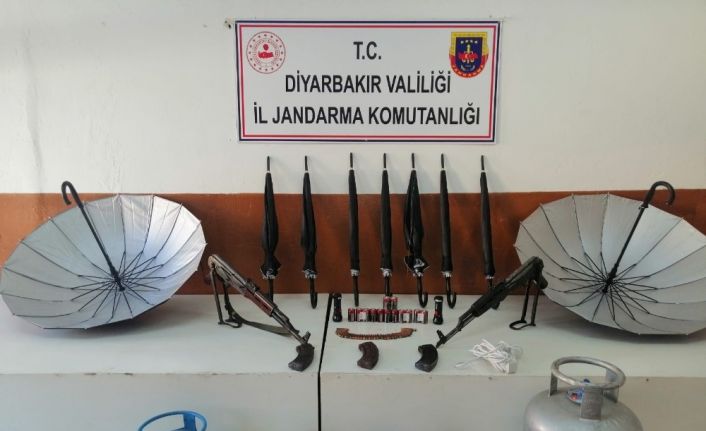 Diyarbakır’da teröristlere ait ısı yalıtımlı şemsiyeyle gizlenen sığınak tespit edildi