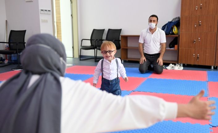 Down sendromlu çocuk, 10 aylık eğitimin ardından yürümeye ve konuşmaya başladı