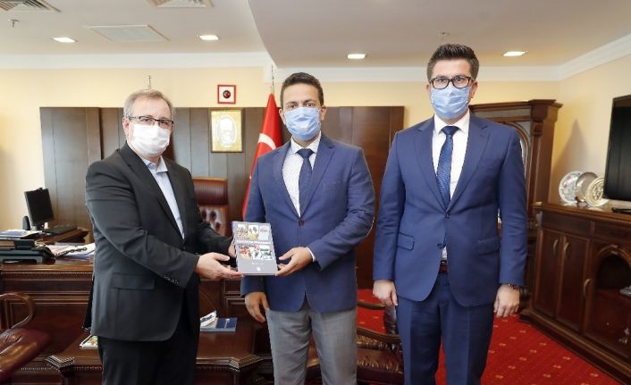 Dr. Öğr. Üyesi Taşkın, editörlüğünü yaptığı kitabı rektör Tabakoğlu’na takdim etti